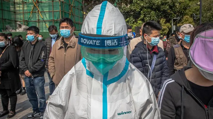 Wuhan, tre minuti di silenzio per i martiri del Covid-19