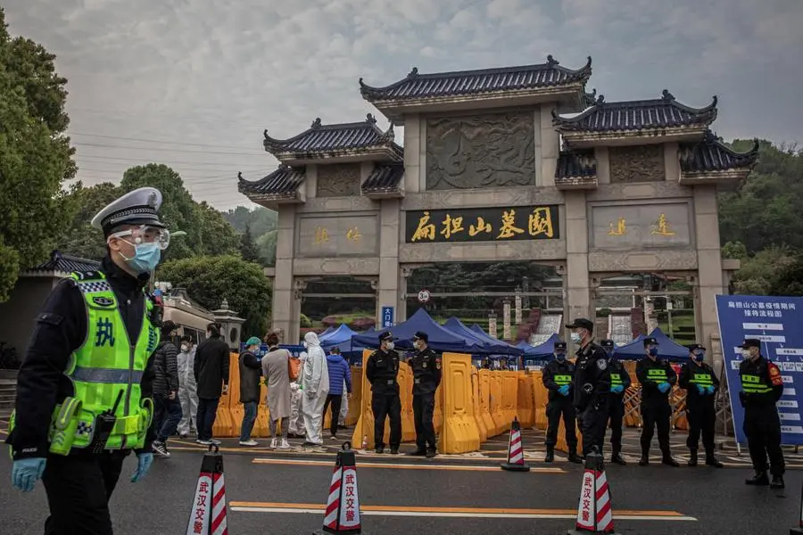 Wuhan, tre minuti di silenzio per i martiri del Covid-19