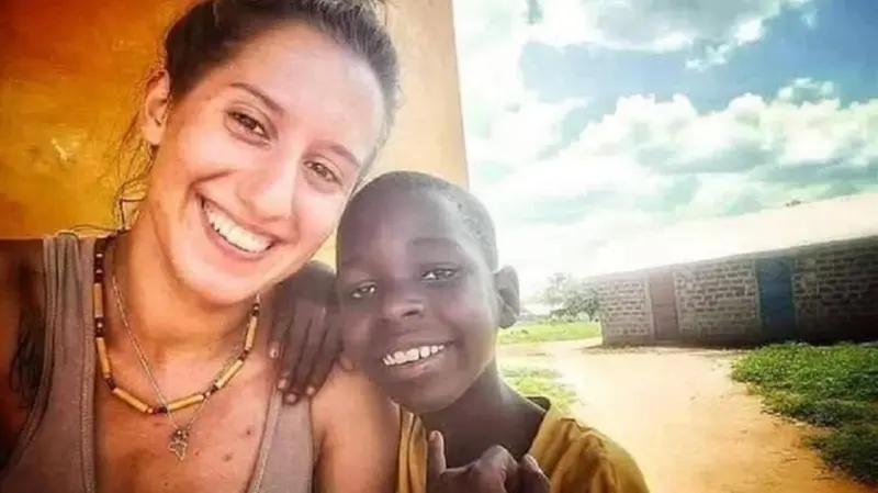 Silvia Romano con un bimbo in Kenya prima del rapimento - Foto tratta da Facebook © www.giornaledibrescia.it