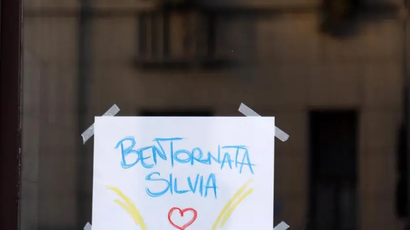 Cartello affisso fuori dal palazzo di Milano in cui vive la famiglia di Silvia Romano - Foto Ansa © www.giornaledibrescia.it