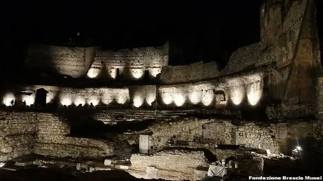 Il teatro romano illuminato - Foto © www.giornaledibrescia.it