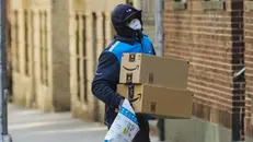 Un corriere Amazon consegna dei pacchi