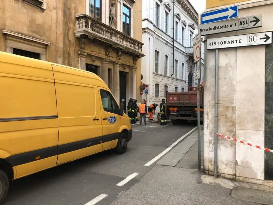 Fuga di gas in strada: via Dante chiusa fino a via Pace