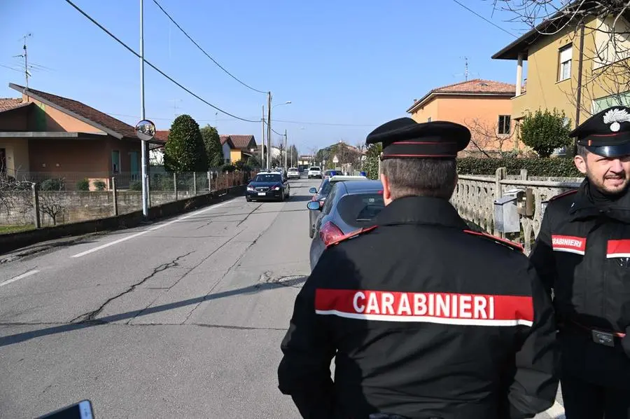 Carabinieri a Bedizzole poco dopo il rinvenimento del cadavere di Francesca Fantoni - © www.giornaledibrescia.it