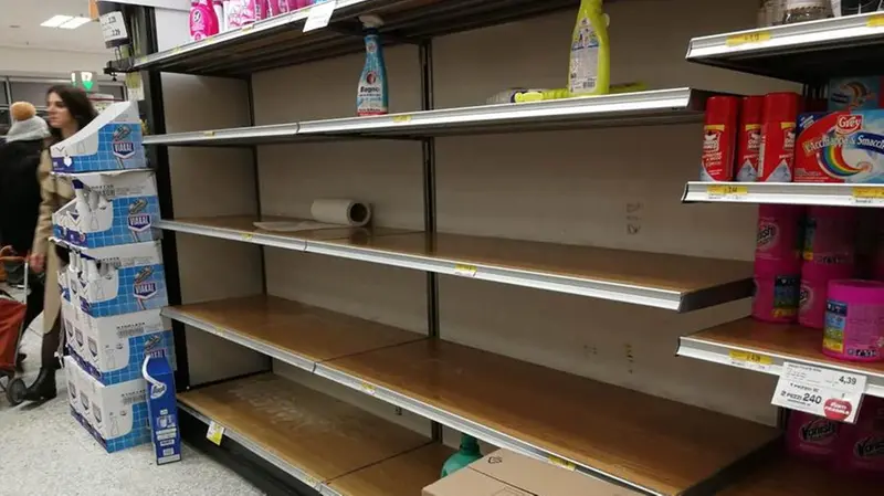 Scaffali vuoti nei supermercati