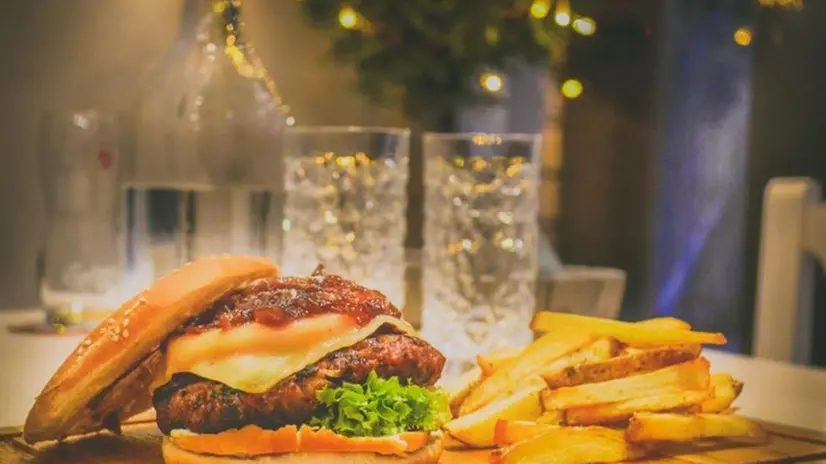 Hamburger e patatine fritte è uno dei comfort food più gettonati