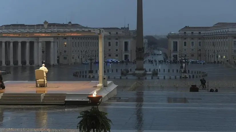 Francesco impartisce l'indulgenza plenaria in piazza San Pietro a Roma