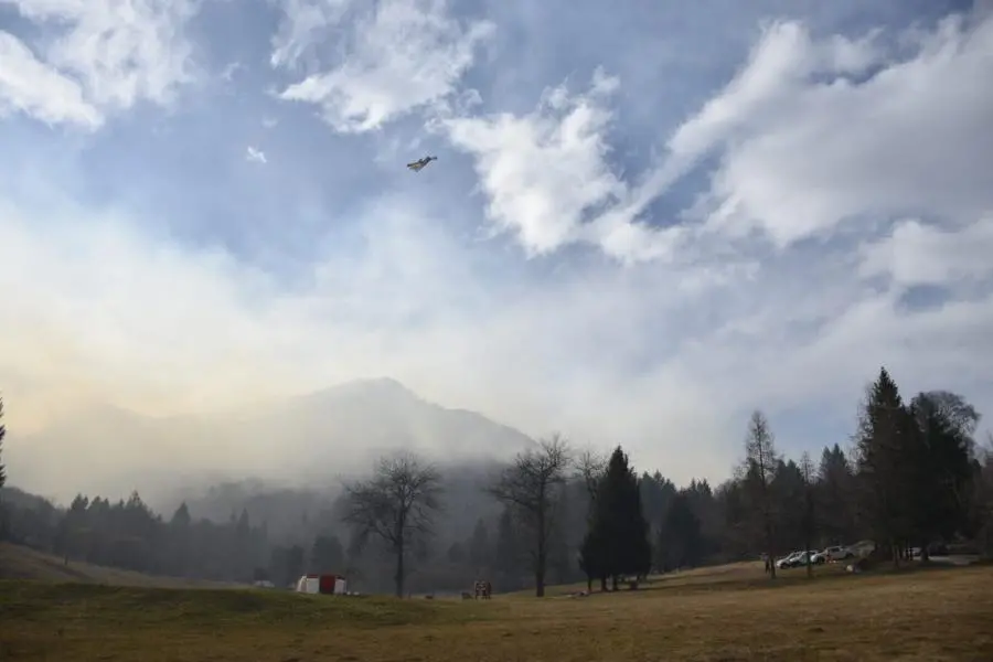 Gli interventi per spegnere gli incendi in Valsabbia