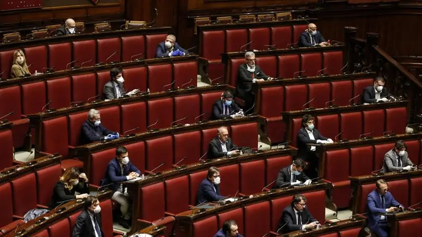 Coronavirus, guanti e mascherine in Parlamento