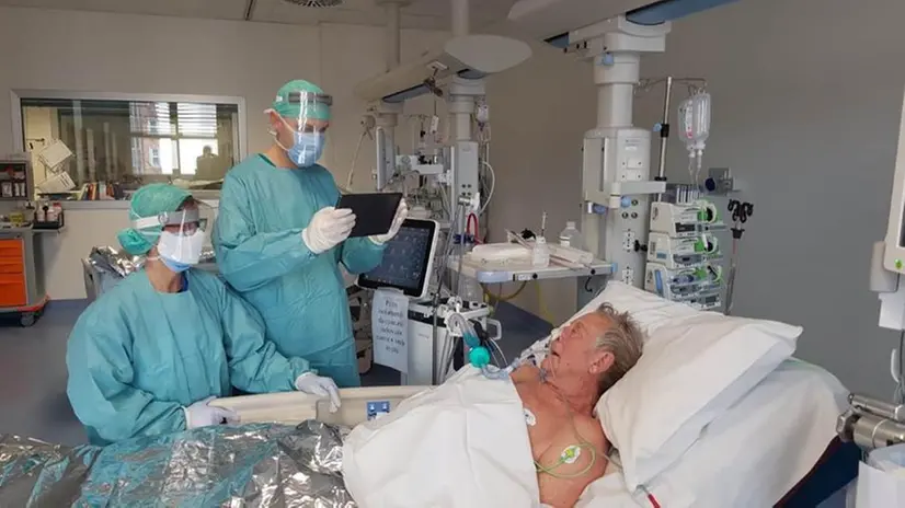 Civile, pazienti con coronavirus in rianimazione «rivedono» i familiari grazie ai tablet donati