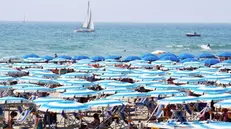 Ombrelloni in spiaggia (archivio) - © www.giornaledibrescia.it