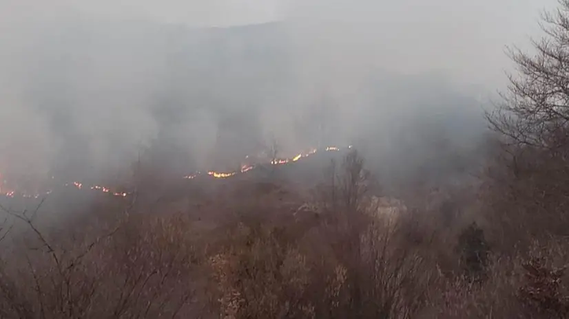 Incendi in Valsabbia, il fuoco avanza