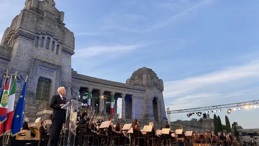 Il presidente della Repubblica, Sergio Mattarella, al cimitero monumentale di Bergamo - Foto Ansa/Ufficio stampa del Quirinale © www.giornaledibrescia.it