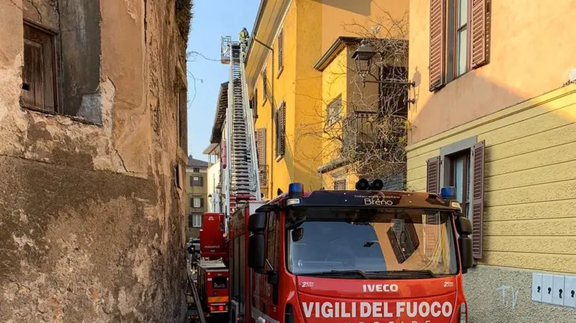 L'incendio nella villa storica in centro a Breno