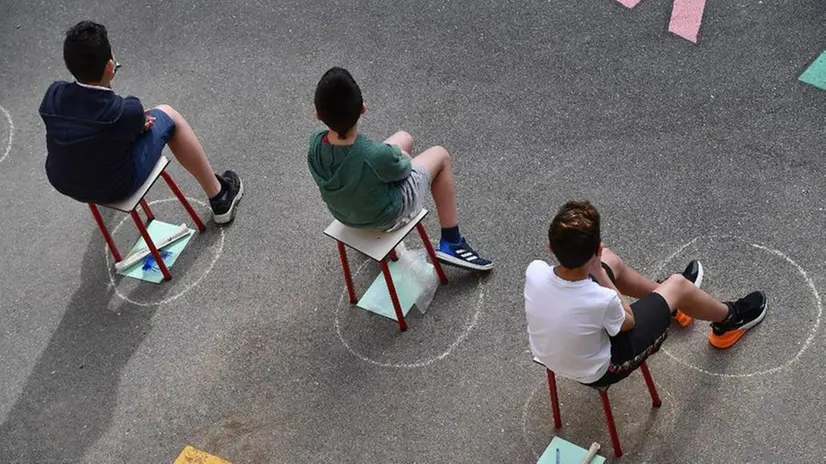 La distanza tra gli studenti si calcolerà da bocca a bocca - Foto Ansa/Luca Zennaro