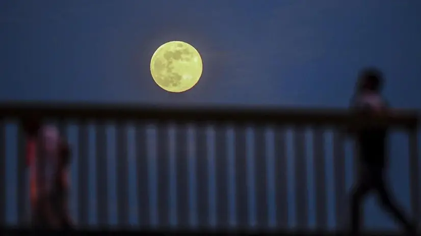 La Luna piena - Foto Ansa/Epa Georgi Licovski - © www.giornaledibrescia.it