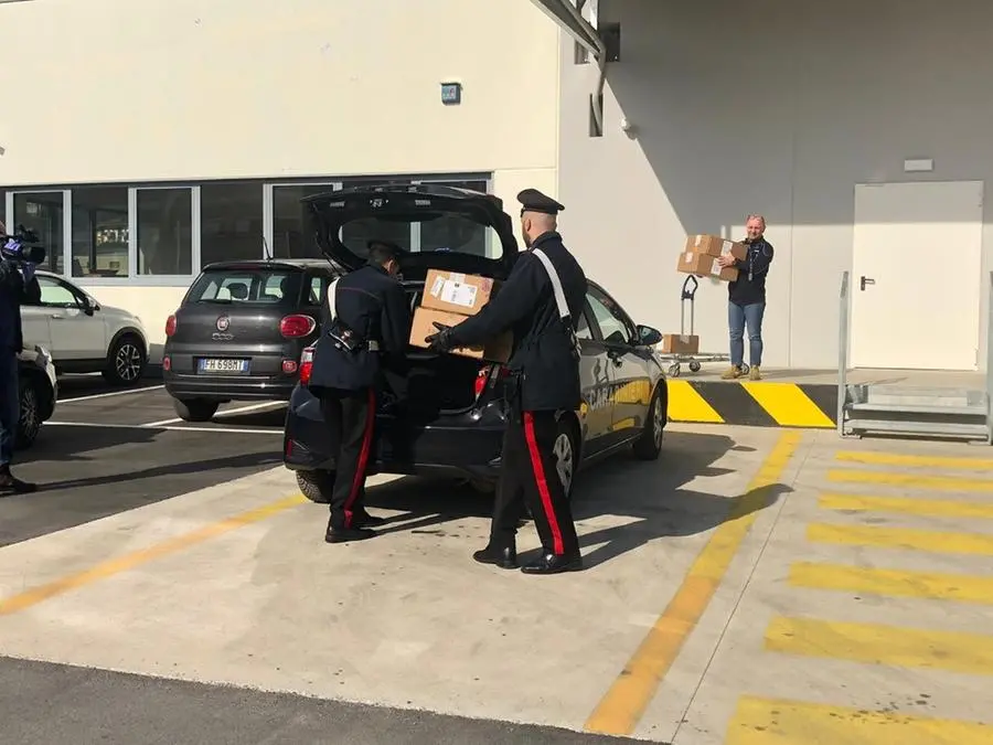 L'intervento dei carabinieri per sbloccare i pacchi