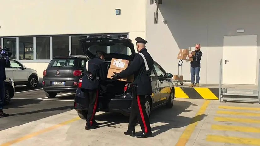 L'intervento dei carabinieri per sbloccare i pacchi
