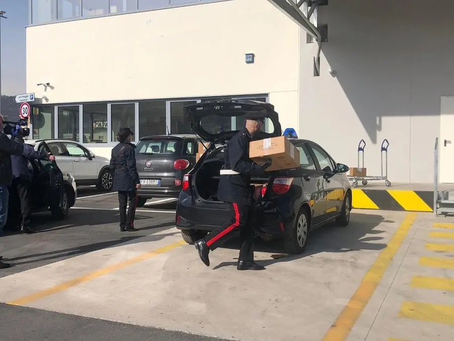 L'intervento dei carabinieri per sbloccare i pacchi