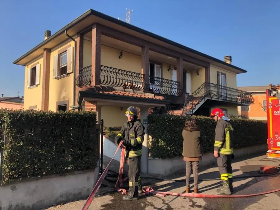 Orzivecchi: villa in fiamme, salvi in extremis i proprietari