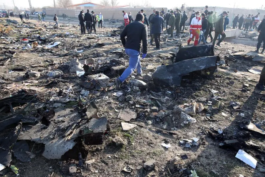 Iran, i resti del Boeing 737 ucraino abbattuto: «È stato un missile»