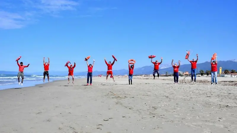 Il flash mob dei gestori degli stabilimenti della Versilia - Foto © www.giornaledibrescia.it