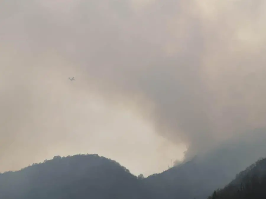 Incendi in Valsabbia, fumo e fiamme per chilometri