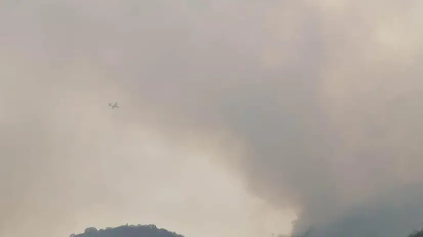 Incendi in Valsabbia, fumo e fiamme per chilometri