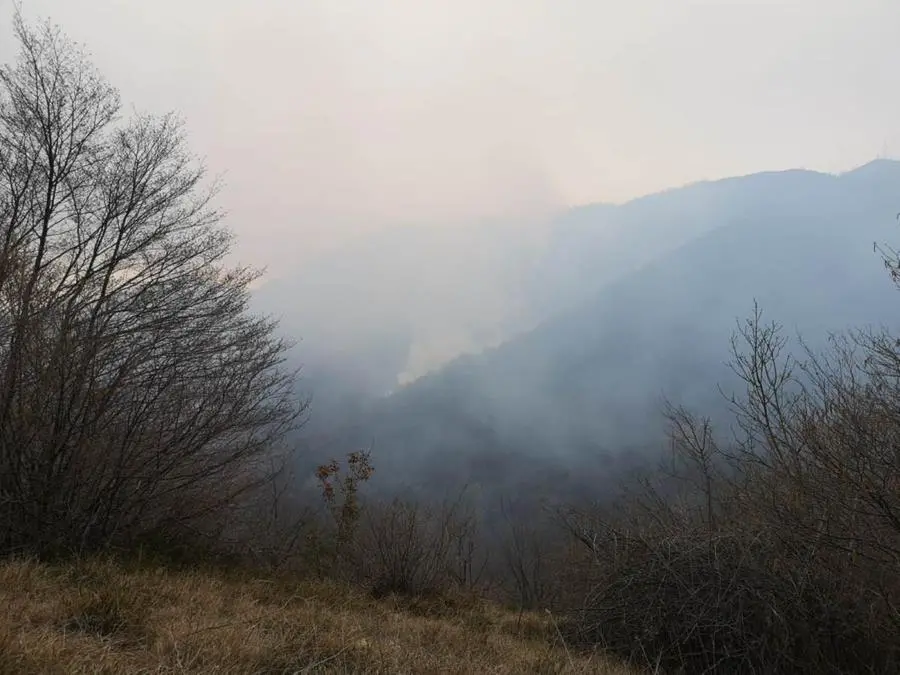 Incendi in Valsabbia, fumo e fiamme per chilometri