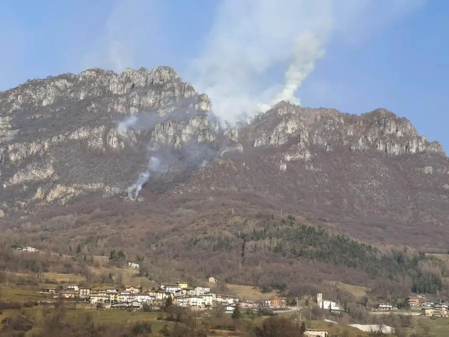 Incendi in Valsabbia, fumo e fiamme per chilometri