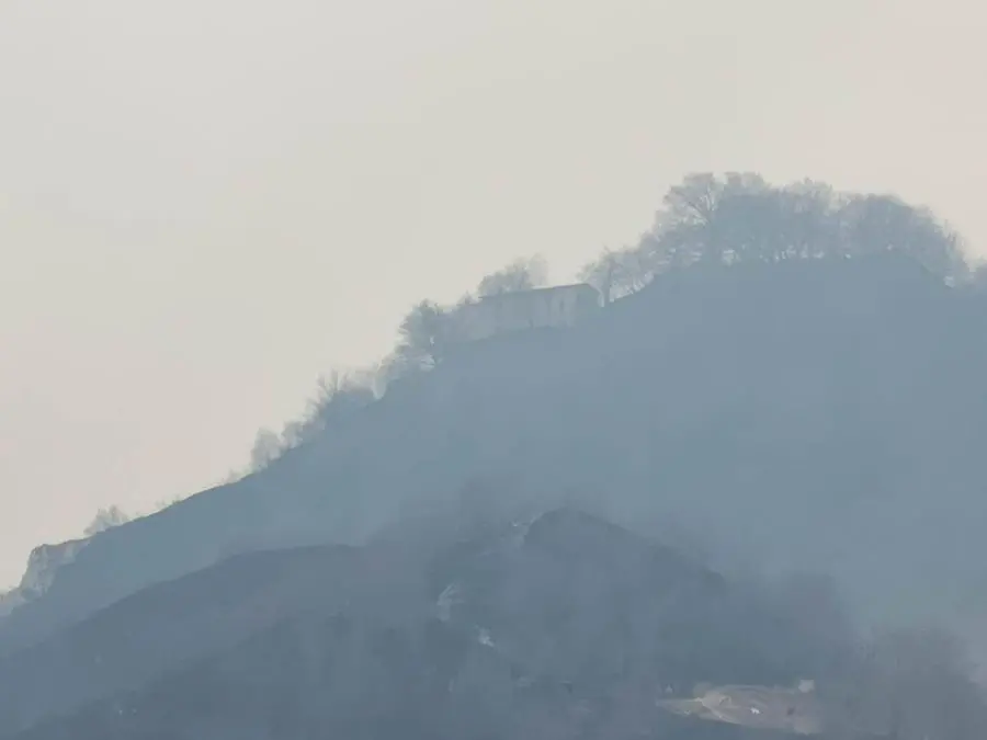 Incendi in Valsabbia, fumo e fiamme per chilometri