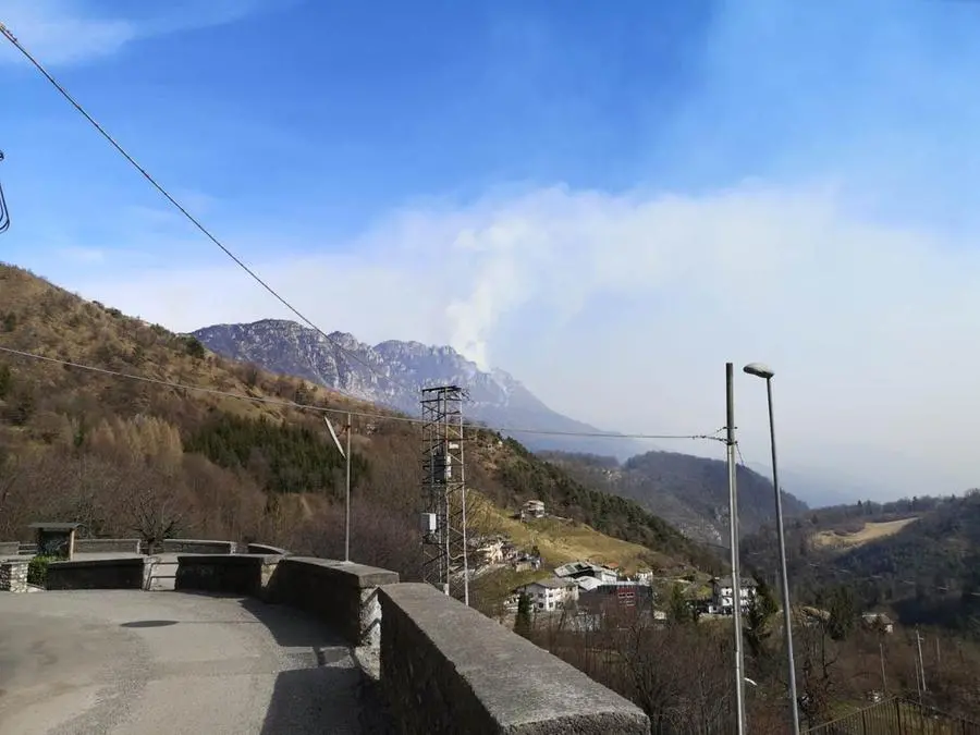 Incendi in Valsabbia, fumo e fiamme per chilometri