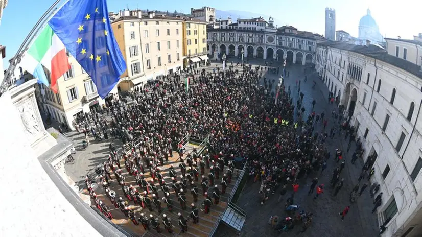 Accoglienza calorosa all'ombra del municipio per la Banda dell'Arma
