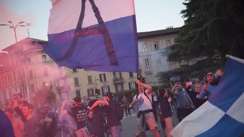 Era il Primo maggio 2019: i tifosi festeggiavano in piazza Repubblica il ritorno in A del Brescia - Foto New Reporter Papetti © www.giornaledibrescia.it