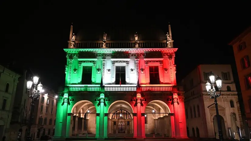 Loggia tricolore al tempo del coronavirus
