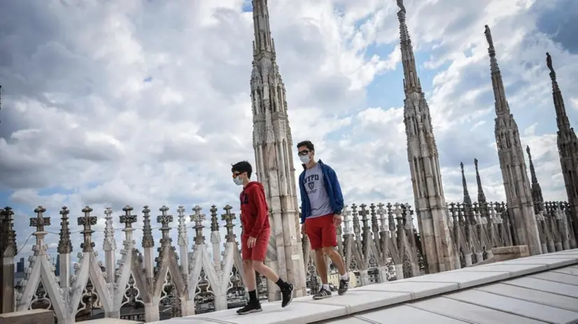 Visitatori tra le guglie sul Duomo di Milano - Foto Ansa/Matteo Corner