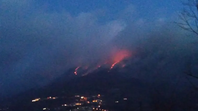 Incendio nei boschi tra Casto e Bione