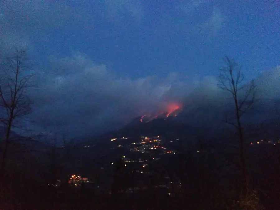 Incendio nei boschi tra Casto e Bione