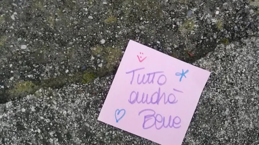 I biglietti con il messaggio «Tutto andrà bene»