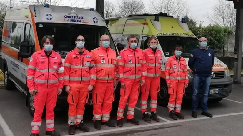 Un gruppo di volontari della Croce Bianca di Brescia, in prima linea nell'emergenza Covid-19