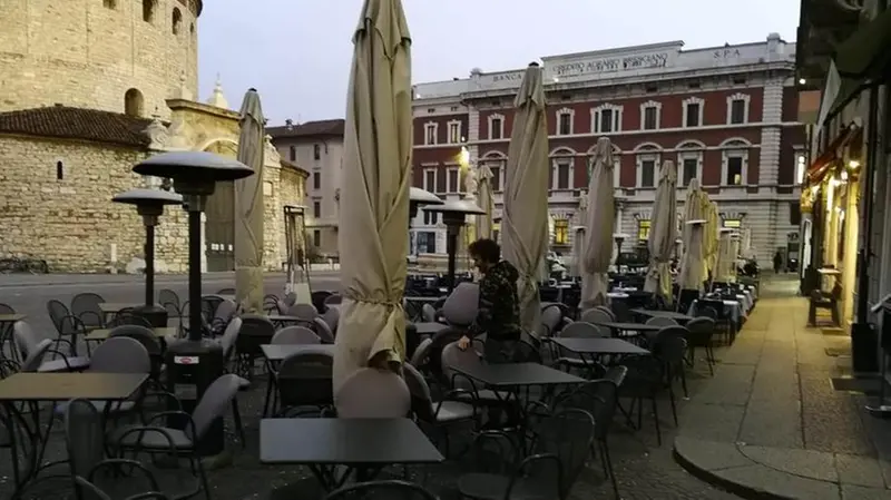 Coronavirus, chiudono i locali in città