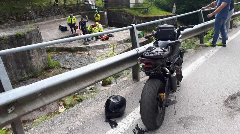 La moto del centauro finito nel torrente e i soccorsi in azione - © www.giornaledibrescia.it