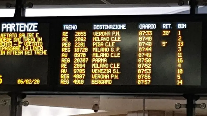 Primi ritardi in stazione a Brescia nello scatto di un lettore - © www.giornaledibrescia.it
