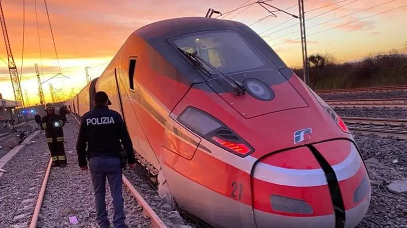 Il Frecciarossa deragliato nel Lodigiano - Foto dal profilo Twitter della Polizia di Stato © www.giornaledibrescia.it