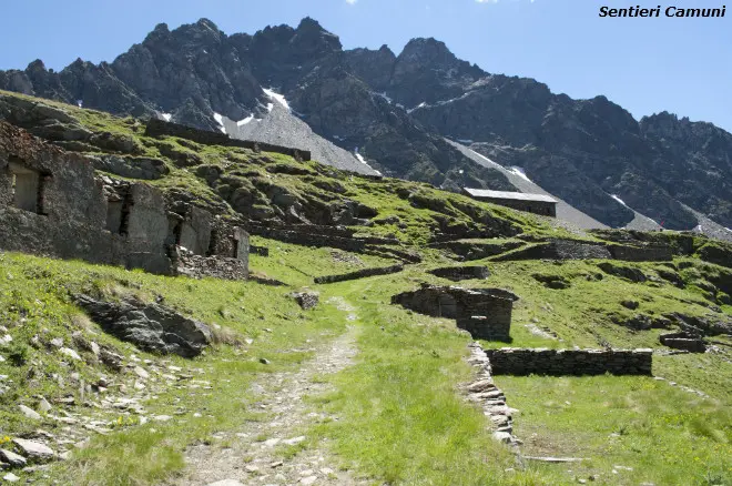 Il borgo di Case di Viso e l'escursione al rifugio Bozzi