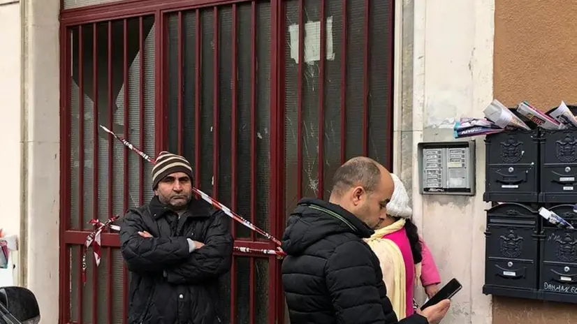 Incendio nello scantinato: 12 famiglie fuori casa