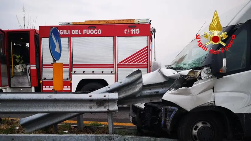 Furgone contro guard rail a Pian Camuno