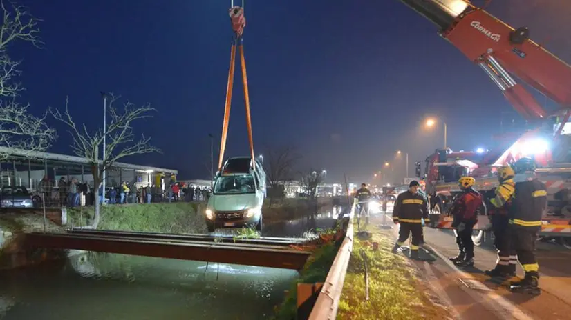Dall'autolavaggio al Naviglio: auto precipitata e recuperata