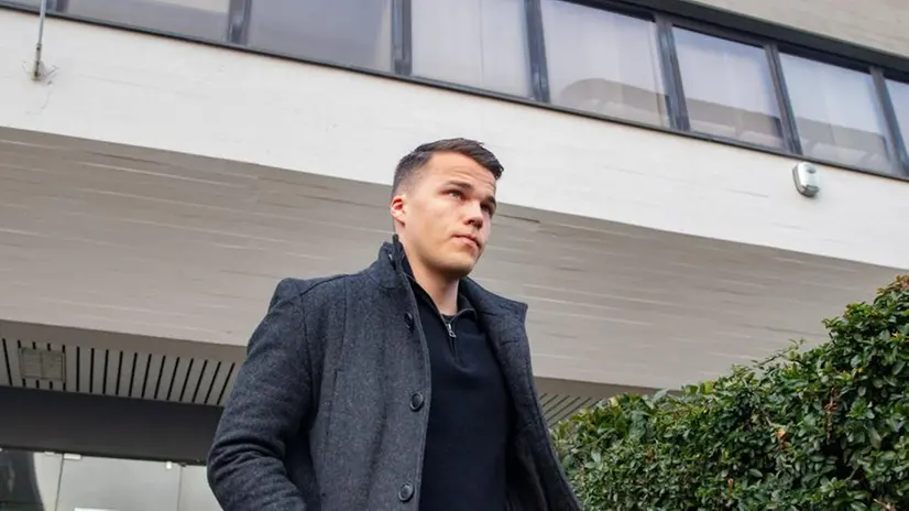 L'arrivo di Simon Skrabb per le visite mediche a Brescia