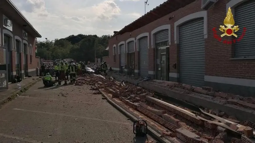 Crolla tetto di un edificio, morti madre e figlioletto nel Varesotto